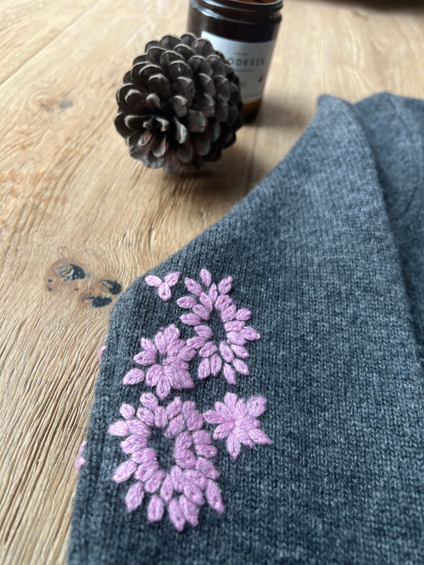 Beau pull brodé Louison