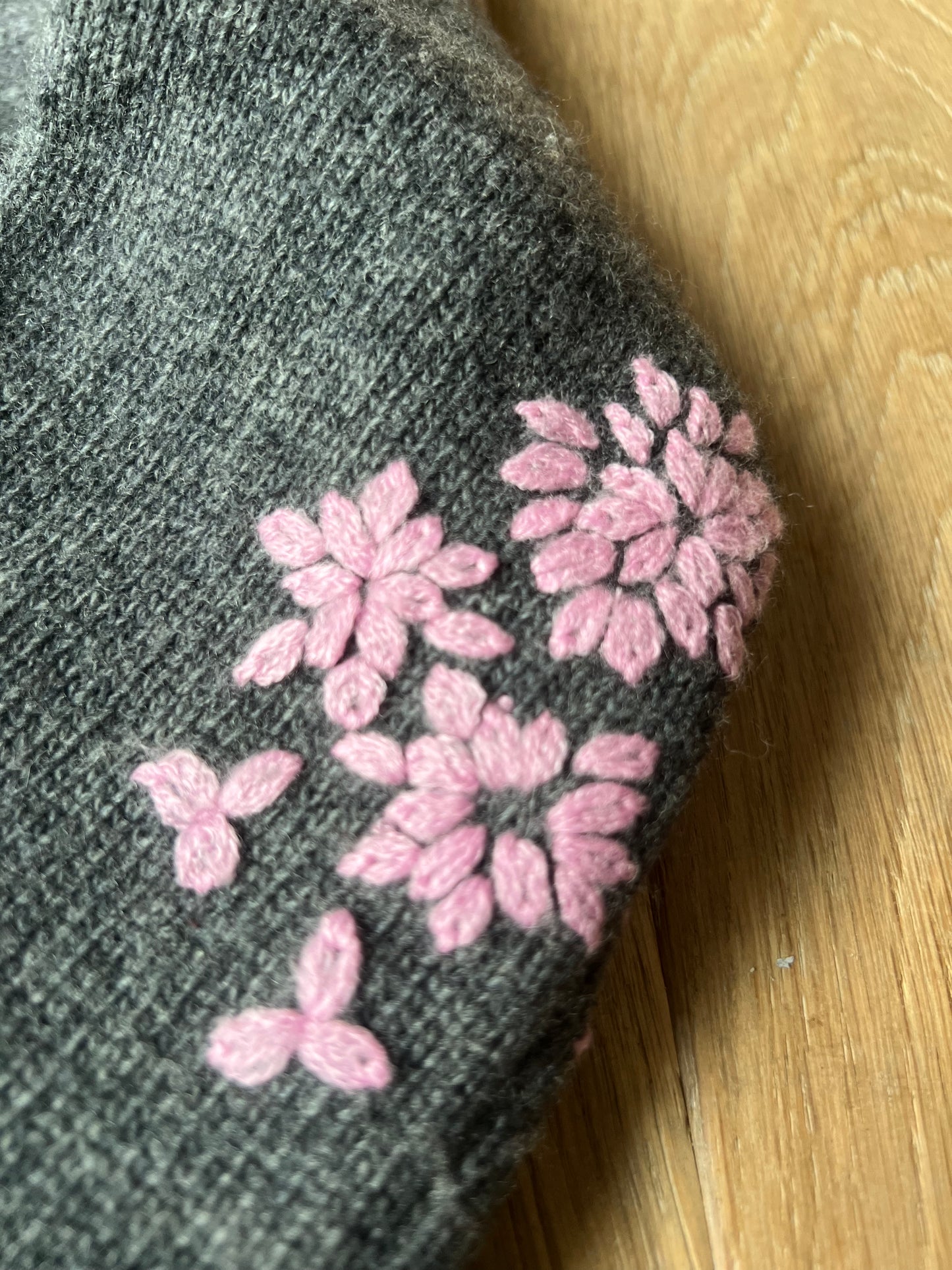 Beau pull brodé Louison