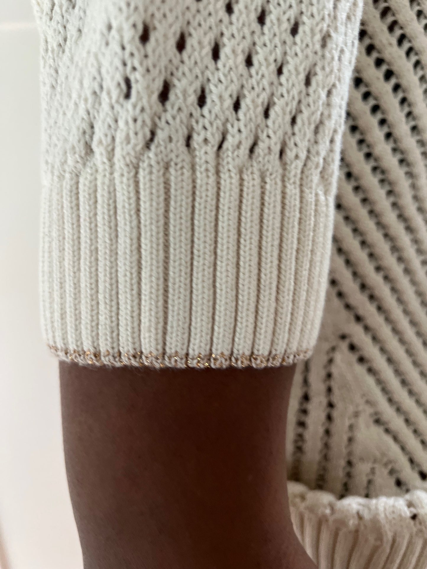 Detail lisere or pull rose desbois