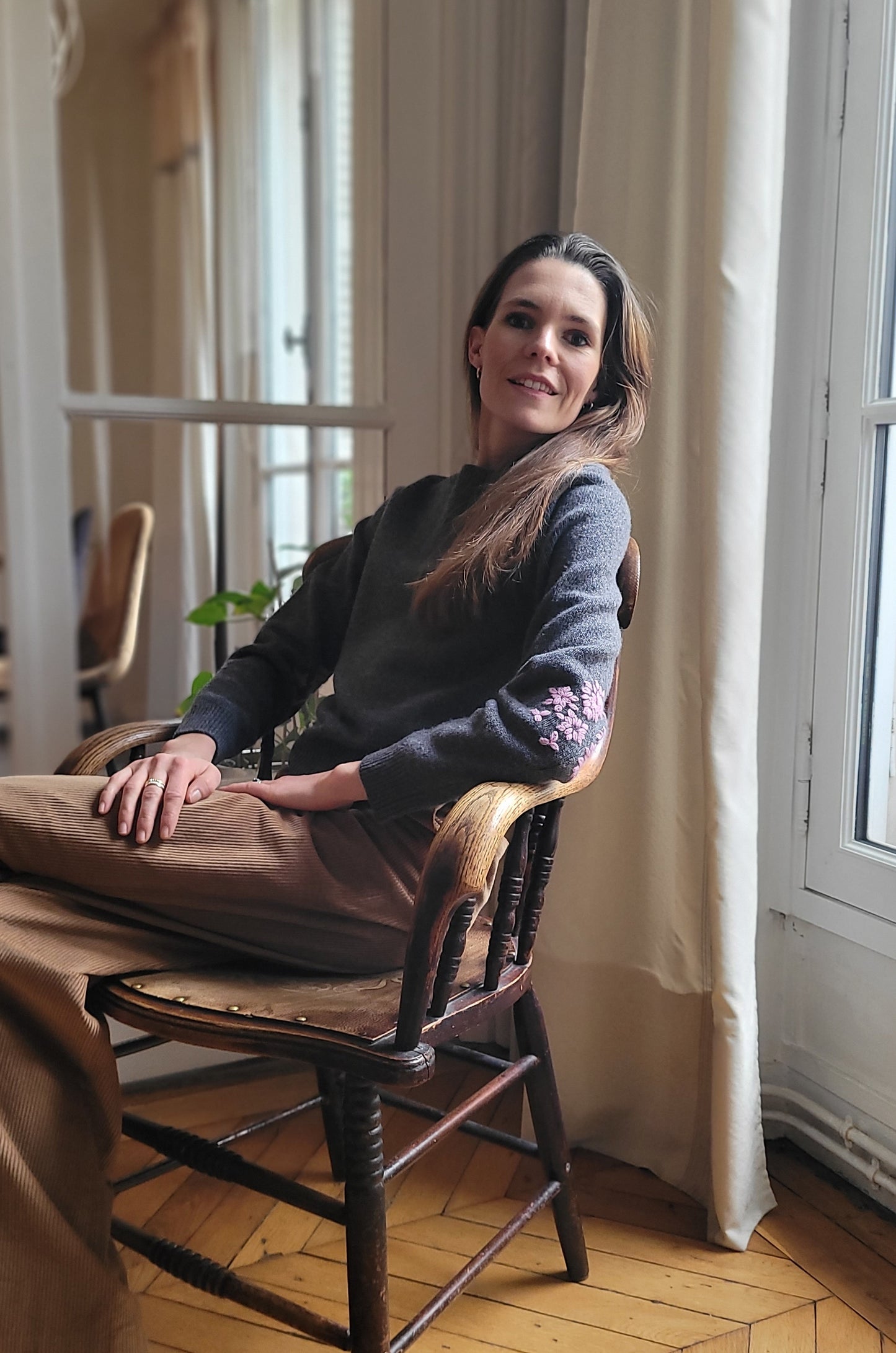 Beau pull brodé Louison