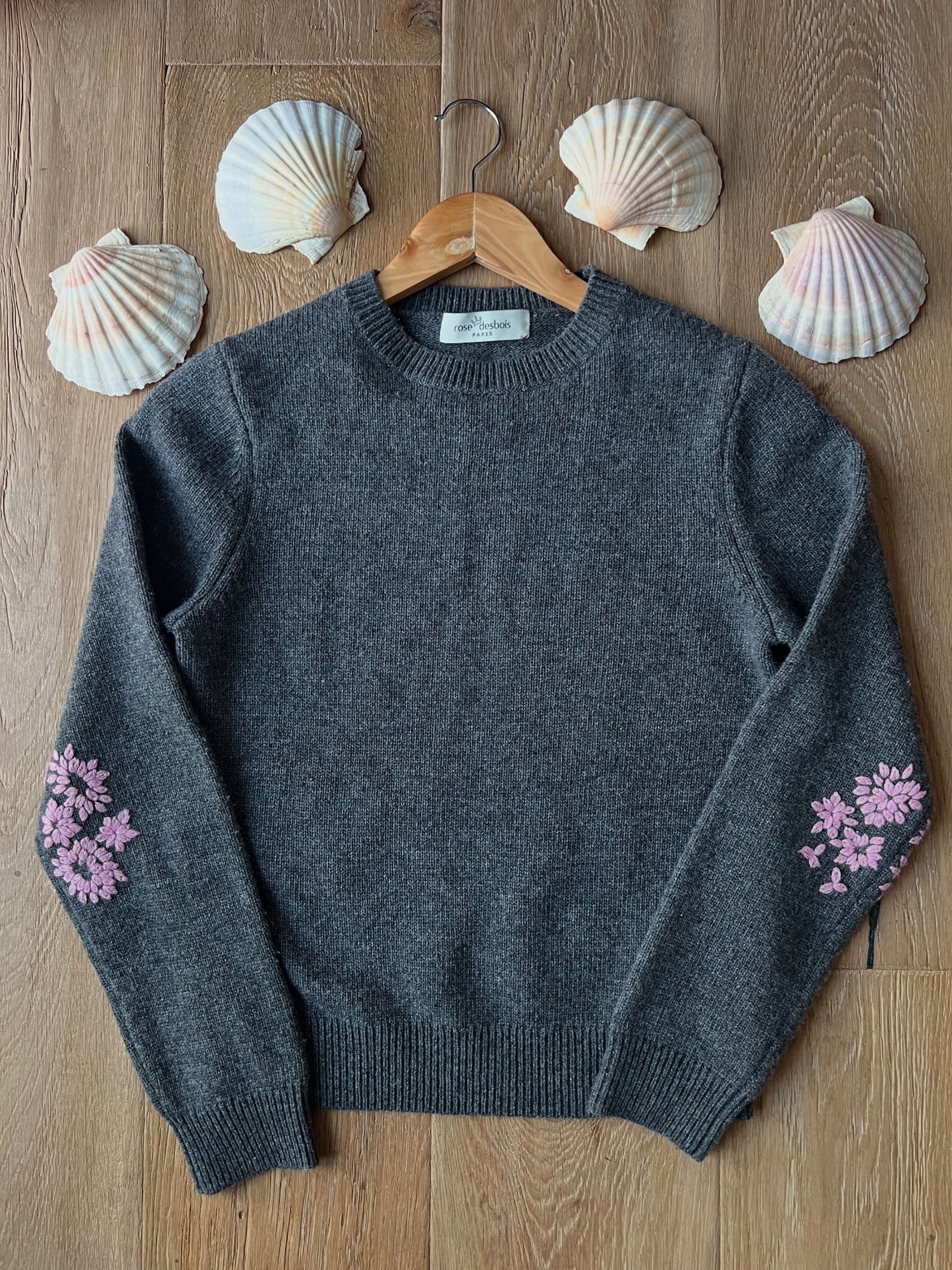 Beau pull brodé Louison