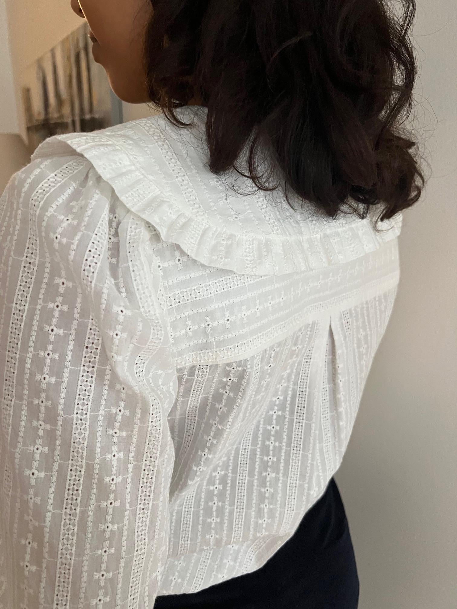 Blouse blanche broderie anglaise col 