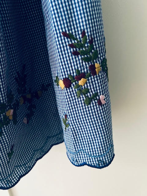 Jupe bleue brodée