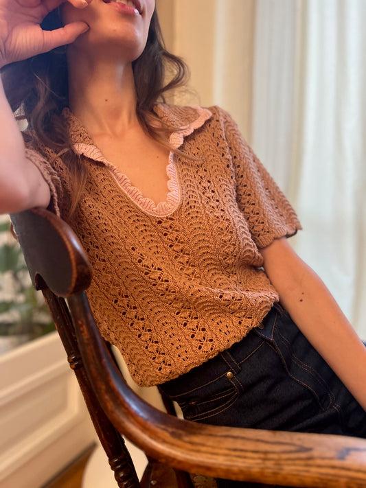 Pull raffiné maille façon crochet, col polo avec finition rose - Rose Desbois